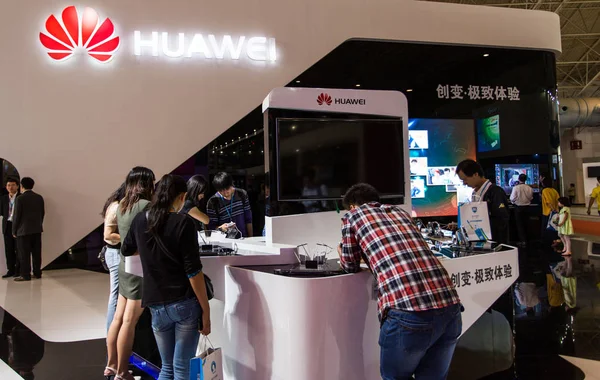 Visitors Try Out Huawei Smartphones Expo Comm China 2012 Beijing — 图库照片