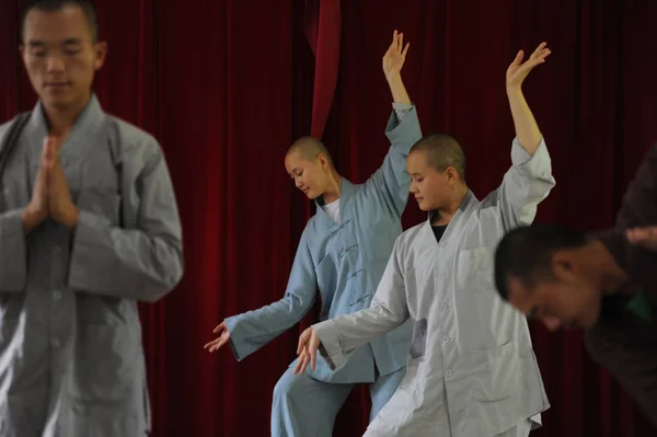 Chinesische Buddhistische Mönche Und Nonnen Der Guangxuan Kunsttruppe Führen Während — Stockfoto