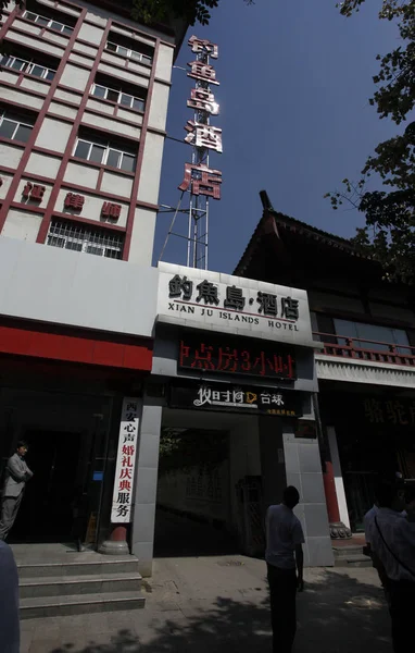 Voetgangers Lopen Langs Diaoyu Eilanden Hotel Voorheen Genaamd Xianju Eilanden — Stockfoto