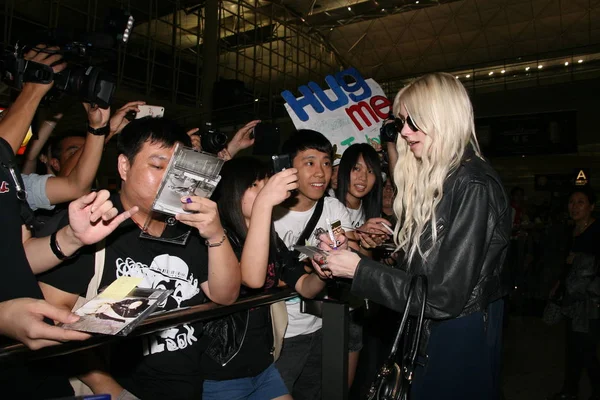 Singer Actress Taylor Momsen Signs Autographs Fans She Arrives Hong — Stock Photo, Image