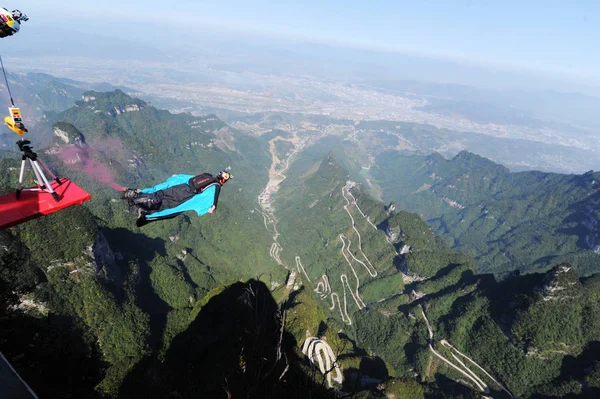 Konkurrent Hoppar Klippan Och Flyger Den Första Wingsuit Flying World — Stockfoto