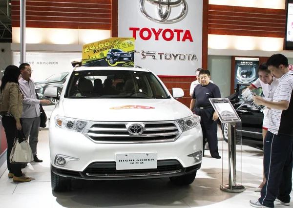 Látogatók Nézd Meg Toyota Hegylakó Során Egy Auto Show Ban — Stock Fotó