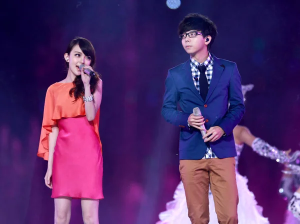 Κινεζική Xia Δεξιά Και Tracy Wang Xiaomin Τραγουδήσουν Στο Άνοιγμα — Φωτογραφία Αρχείου