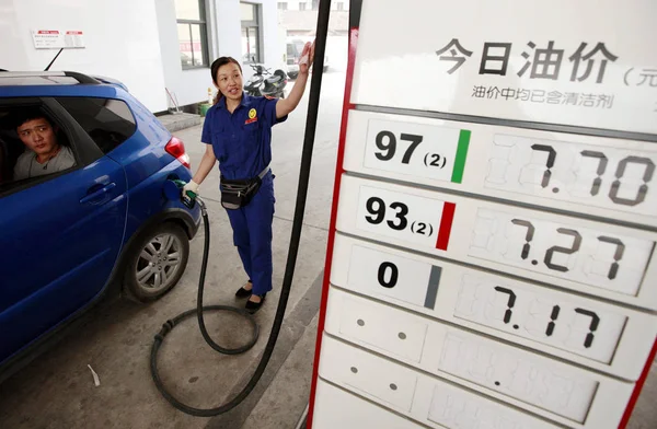 Ein Chinesischer Arbeiter Betankt Ein Auto Einer Tankstelle Von Sinopec — Stockfoto