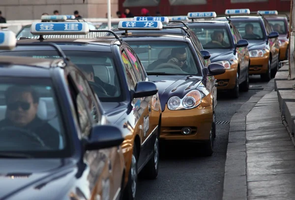 Taxik Sorakoznak Téren Előtt Pekingi Nyugati Pályaudvar Peking Kína Január — Stock Fotó