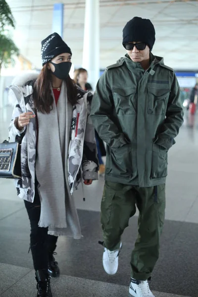 中国系アメリカ人の女優セリーナ玉 左と歌手と俳優彼氏韓庚は 2018 日中国北京市に北京首都国際空港に到着します — ストック写真