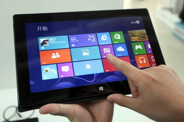 Chiński Pracownik Próbuje Się Tablet Tabletu Microsoft Surface Sklepie Agd — Zdjęcie stockowe