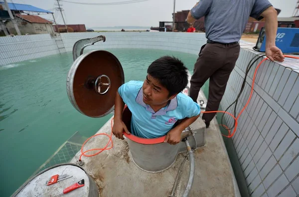 Zhang Wuyi Trabajador Despedido Que Construye Mini Submarinos Taller Ingresa — Foto de Stock