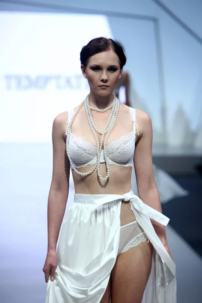 Model Wyświetla Nowe Stworzenie Pokazie Mody Wigilie Kuszenie Bielizna Shanghai — Zdjęcie stockowe