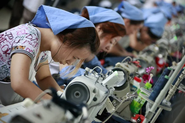 Lavoratori Cinesi Cuciono Vestiti Una Fabbrica Abbigliamento Nella Città Huaibei — Foto Stock