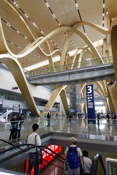 Люди Посещают Главный Терминал Международного Аэропорта Куньмин Чаншуй Городе Куньмин — стоковое фото