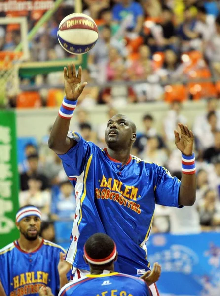 Leden Van Harlem Basketbalteam Uitvoeren Tijdens Een Tentoonstelling Wedstrijd Taiyuan — Stockfoto