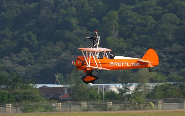 Stuntwoman Estrangeira Executa Uma Aeronave Breitling Jet Team Preparação Para — Fotografia de Stock