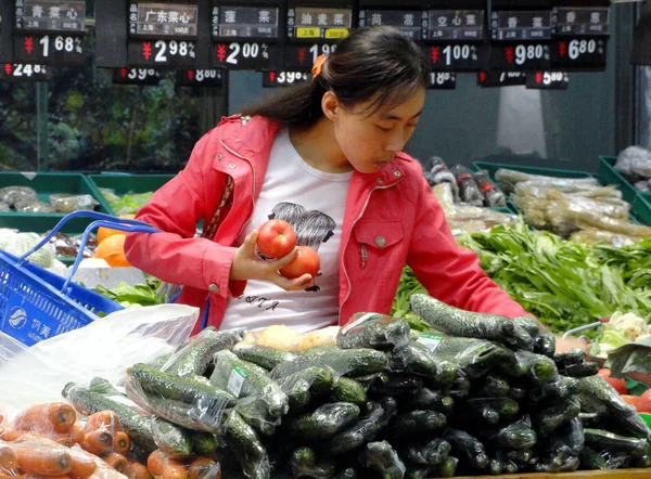 Kinesisk Kund Köper Grönsaker Stormarknad Suzhou City Östra Provinsen Chinas — Stockfoto