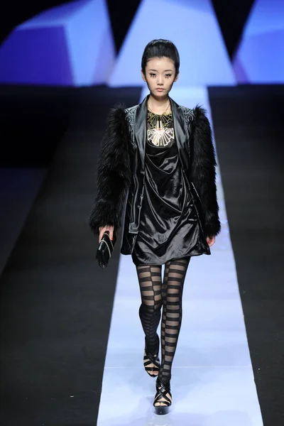 モデルはメルセデス ベンツ中国 2013年春夏ファッション ウィーク 中国の 2012 回中国ファッション革着るデザイン コンテストで作成を表示します — ストック写真