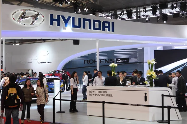 Visitantes São Vistos Stand Hyundai Durante Uma Exposição Automóveis Xangai — Fotografia de Stock