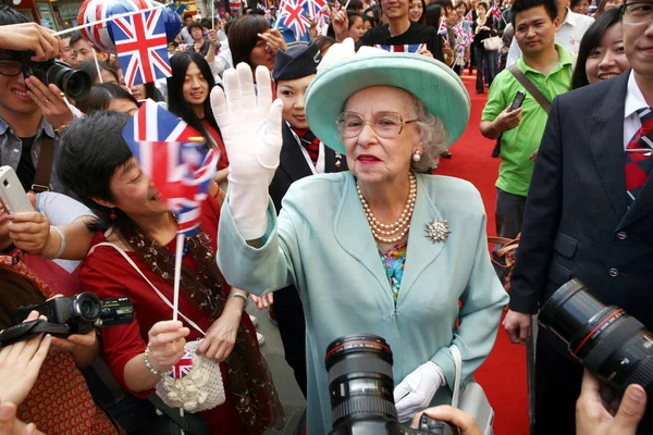 Elizabeth Richard British Actress Famed Acting Queen Elizabeth Waves Local — Stock Photo, Image