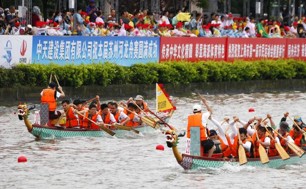 Teilnehmer Nehmen Einem Drachenbootrennen Auf Dem Suzhou Bach Teil Das — Stockfoto