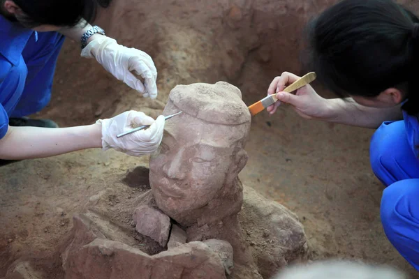 Gli Archeologi Cinesi Scavano Guerriero Terracotta Nella Fossa Del Museo — Foto Stock