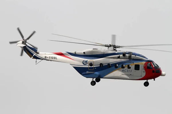 Helicóptero Voando Céu Azul Claro — Fotografia de Stock