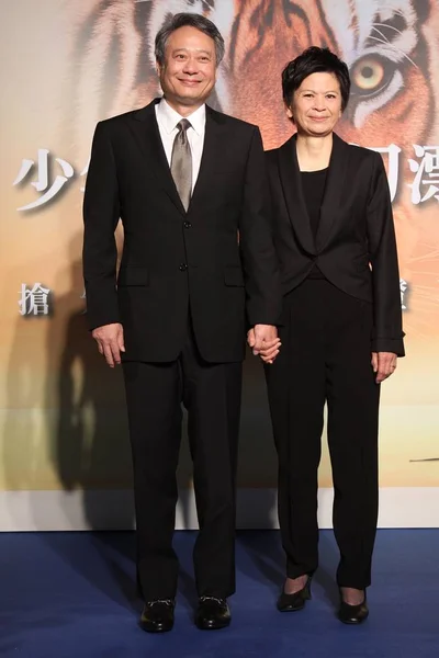 台湾电影导演李安 在台湾台北举行的3D 皮的生活 新闻发布会上与妻子摆姿势 — 图库照片