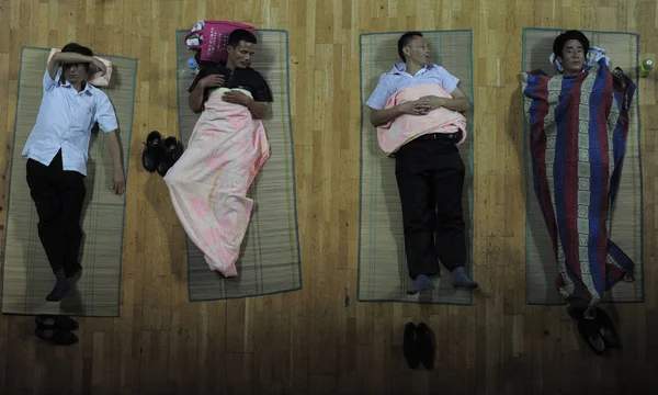 Gólya Szülők Alszik Földön Egy Tornateremben Gyakorolok Normál Huazhong Egyetem — Stock Fotó