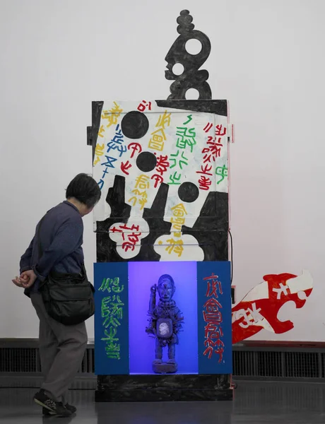 Visiteur Regarde Une Sculpture Lors Exposition Sur Les Sculptures Chine — Photo