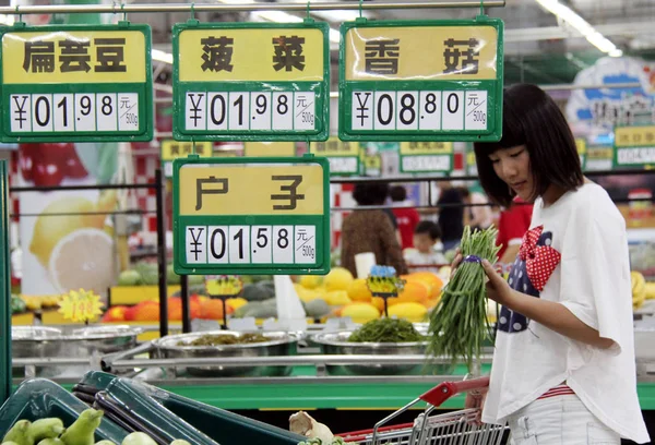 Cliente Chino Compra Verduras Supermercado Condado Tancheng Ciudad Linyi Provincia —  Fotos de Stock