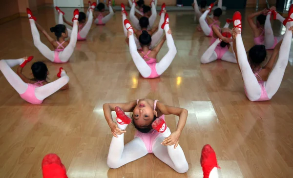 Jóvenes Chinas Practican Ballet Centro Entrenamiento Danza Ciudad Haikou Provincia —  Fotos de Stock