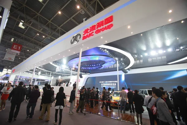 Visitors Walk Stand Baic Group 12Th Beijing International Automotive Exhibition — Stock Photo, Image