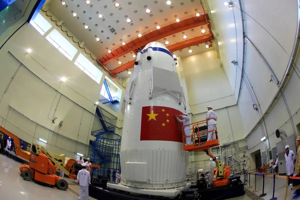 Ingenieros Aeroespaciales Chinos Verifican Carenado Nave Espacial Shenzhou Shenzhou Centro —  Fotos de Stock