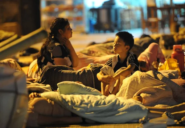 Residentes Chinos Locales Afectados Por Terremoto Magnitud Duermen Descansan Sobre —  Fotos de Stock