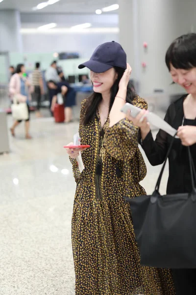Chinese Actress Yao Chen Arrives Shanghai Hongqiao International Airport Departure — Stock Photo, Image