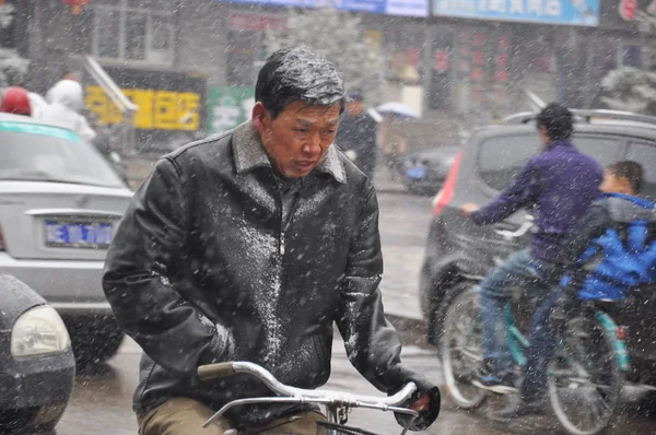 Ciclistas Chinos Cabalgan Nieve Una Carretera Ciudad Hulunbuir Norte Región — Foto de Stock