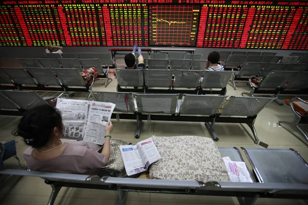 Chinese Investors Look Prices Shares Red Price Rising Green Price — Stock Photo, Image