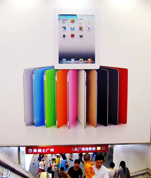Piesi Chodzą Obok Reklamy Apple Ipad Tablet Szanghaju Chiny Lipca — Zdjęcie stockowe