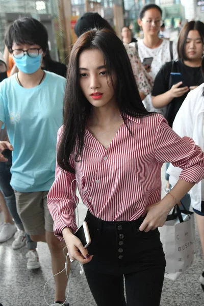 中国歌手兼女演员朱景义于2018年7月30日抵达上海虹桥国际机场 然后出发于中国上海 — 图库照片