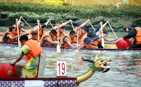 Participantes Competem Uma Corrida Barco Dragão Rio Suzhou Para Celebrar — Fotografia de Stock