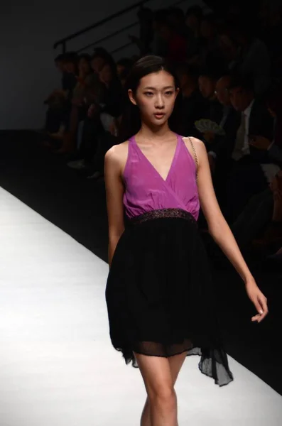モデルは上海 2013年春夏ファッション ウィーク 中国の 2012 Dbhk デザイナー ブランド香港 ファッションショーで新しい創造を表示します — ストック写真