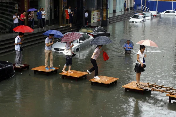 Пешеходы Проходят Через Стойки Пересечь Затопленную Улицу Условиях Сильного Дождя — стоковое фото