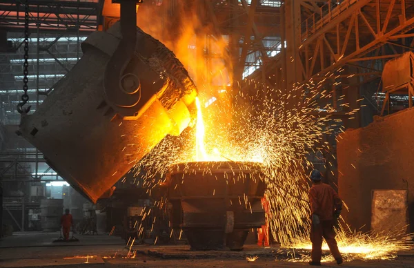 Trabajadores Chinos Revisan Metal Fundido Una Planta Acero Dalian Provincia —  Fotos de Stock