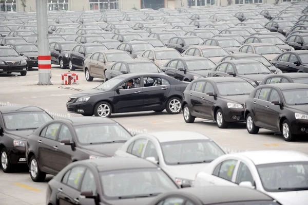 Filas Coches Emgrand Están Estacionados Una Planta Automóviles Geely Ciudad — Foto de Stock