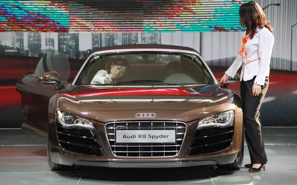 Chinese Staff Members Dust Audi Spyder Auto Show Nanjing City — Stock Photo, Image