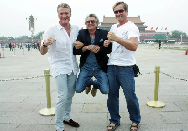 Swedish Actor Dolph Lundgren Poses His Friends Tiananmen Square Beijing — Stockfoto