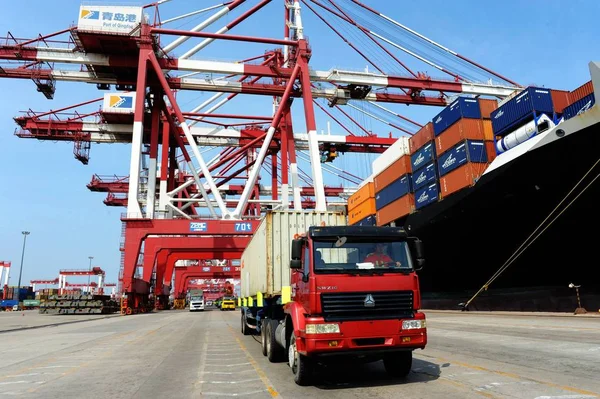 Caminhões Contentores Transporte Porto Qingdao Cidade Qingdao Leste Província Chinas — Fotografia de Stock