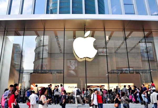 Piesi Chodzą Obok Apple Store Ulicy Handlowej Nanjing Road Szanghaju — Zdjęcie stockowe