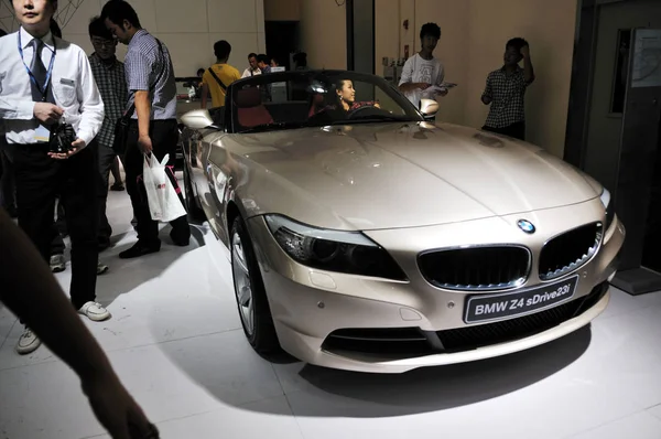 Visitors Look Bmw Sdrive23I Auto Show Lanzhou City Northwest Chinas — Stock Photo, Image