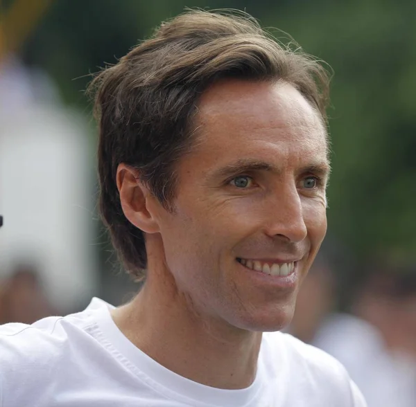 Jugador Baloncesto Estrella Canadiense Steve Nash Sonríe Una Escuela Secundaria — Foto de Stock