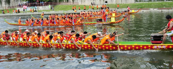 Chińskich Uczestników Konkurować Wyścigu Smoka Łodzi Okazji Nadchodzącego Dragon Boat — Zdjęcie stockowe