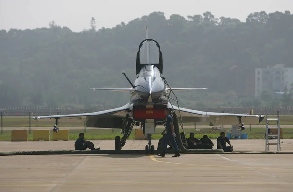 Ground Crew Members Rest Wings Fighter Jet Bayi Aerobatic Team — 图库照片